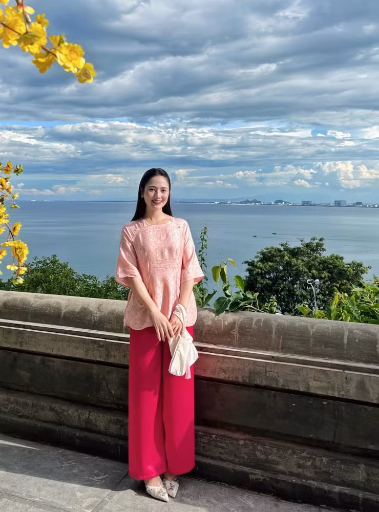 Diễn viên Việt Hoa sở hữu nhan sắc xinh đẹp, gương mặt sáng, ngoại hình ưa nhìn. Bức ảnh cô mới chia sẻ khi đi chùa Linh Ứng ở Đà Nẵng mới đây nhận nhiều lời khen của người hâm mộ.