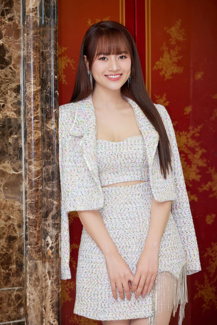 Vương Trọng Trí cho biết bố mẹ cũng ngồi xem phim "Mình yêu nhau, bình yên thôi" và thấy hoàn toàn bình thường khi con dâu đóng cảnh tình cảm với người khác.