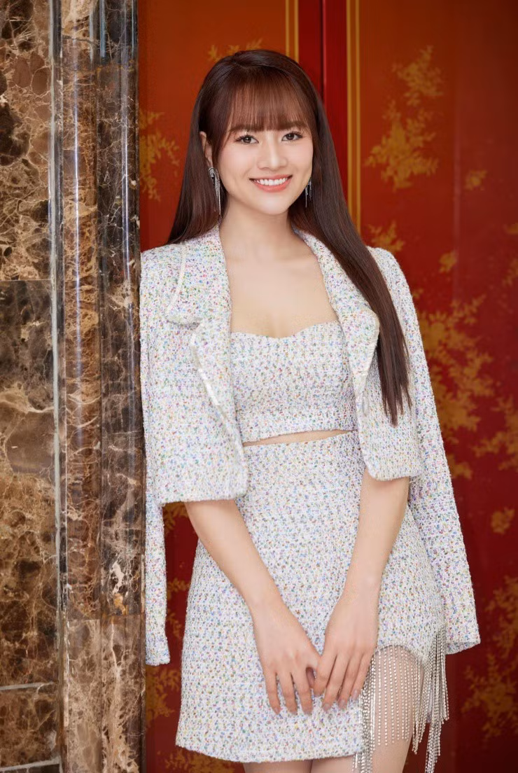 Vương Trọng Trí cho biết bố mẹ cũng ngồi xem phim "Mình yêu nhau, bình yên thôi" và thấy hoàn toàn bình thường khi con dâu đóng cảnh tình cảm với người khác.