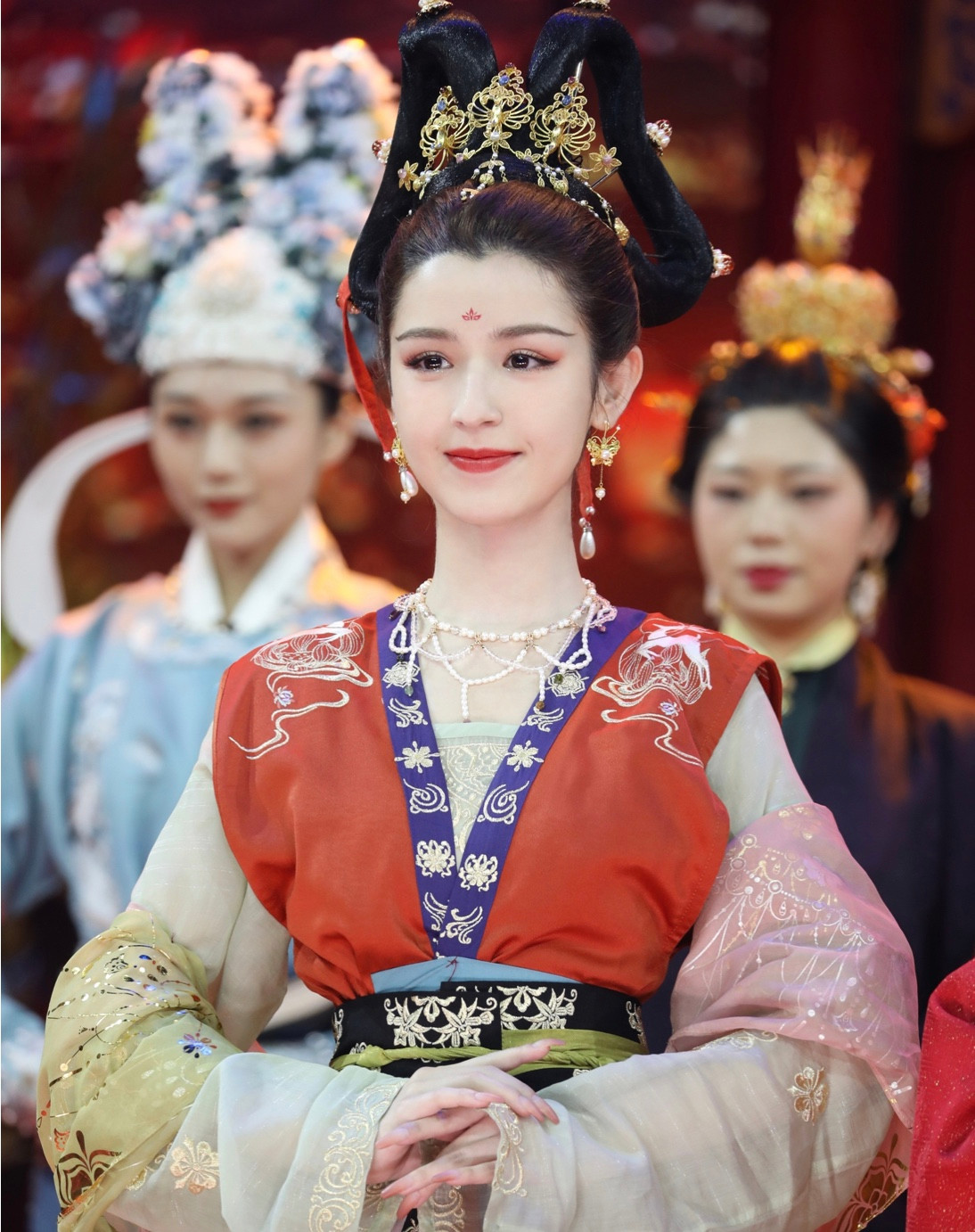 Dù sự việc trôi qua nhưng Cáp Ni Khắc Tư không thể bước lên đỉnh vinh quang. Sau nhiều năm, cô vẫn chỉ đóng vai phụ, ít đất diễn trong các dự án truyền hình. Cáp Ni Khắc Tư từng tham gia các dự án như: "Thiên vũ kỷ", "Thiên cổ quyết trần", "Ngọc Lâu Xuân", "Châu tròn ngọc sáng cũng khuynh thành", "Xích Hồ thư sinh"... Trong nhiều phim, cô được đánh giá đẹp hơn nhiều so với nữ chính, tuy vậy người đẹp không có cơ hội "lột xác". (Ảnh: IGNV)