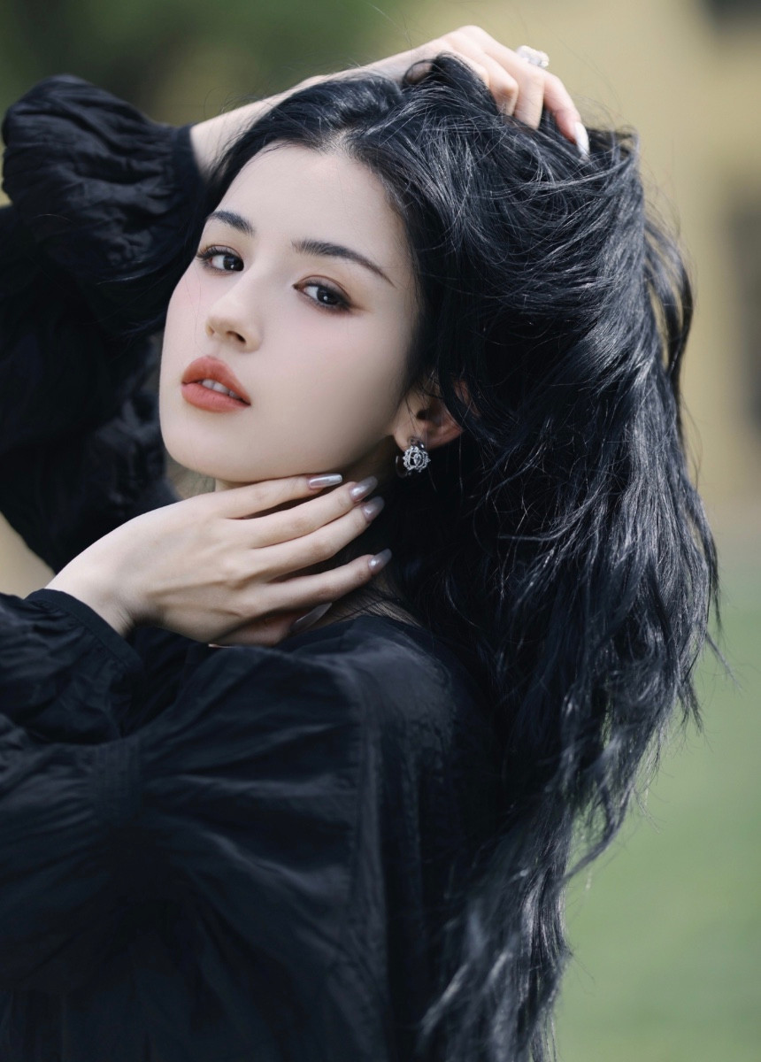 Tuy nhiên, biến cố sớm đến với Cáp Ni Khắc Tư khi đến tháng 2/2020, cô bị cho là có mối quan hệ mờ ám với hai nam diễn viên Trần Hách và Huỳnh Hiểu Minh. Thậm chí, có thông tin cô trở thành bồ nhí của tài tử Tân Bến Thượng Hải, cả hai có video nhạy cảm. Sự việc trở nên ồn ào hơn khi Cáp Ni Khắc Tư sau đó phải tạm ngưng công việc và được đưa vào bệnh viện. (Ảnh: IGNV)