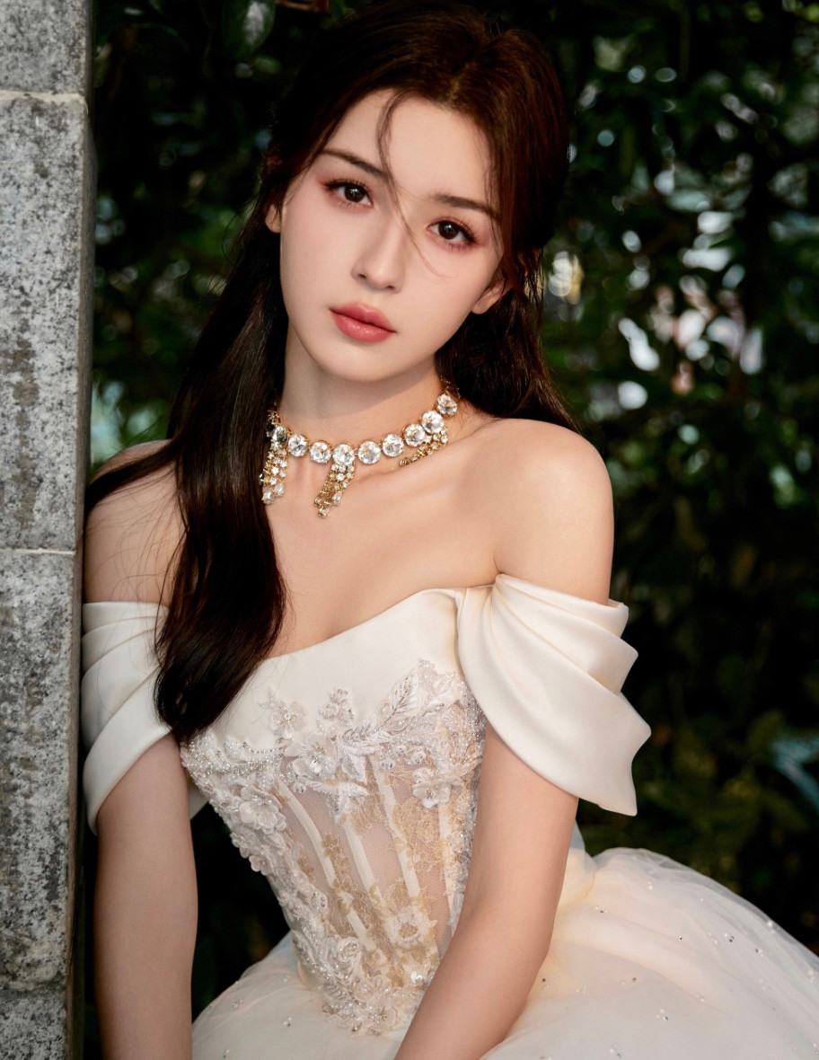 Từ hình tượng mỹ nữ thanh thuần, tên tuổi Cáp Ni Khắc Tư phần nào bị hoen ố, dù không có bằng chứng cụ thể. Sau này, cô rơi nước mắt chia sẻ: "Tôi không hiểu vì sao họ lại ác ý như vậy với một cô gái. Không chỉ mắng tôi, họ còn xúc phạm gia đình tôi. Đó là khoảng thời gian tôi không dám nhớ lại. Hiện tại, tôi cảm thấy không gì có thể làm tổn thương mình được nữa, vì tôi đã trải qua quãng thời gian quá đáng sợ, tới mức bị mài mòn tâm lý". (Ảnh: IGNV)