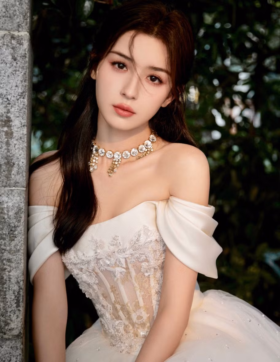 Từ hình tượng mỹ nữ thanh thuần, tên tuổi Cáp Ni Khắc Tư phần nào bị hoen ố, dù không có bằng chứng cụ thể. Sau này, cô rơi nước mắt chia sẻ: "Tôi không hiểu vì sao họ lại ác ý như vậy với một cô gái. Không chỉ mắng tôi, họ còn xúc phạm gia đình tôi. Đó là khoảng thời gian tôi không dám nhớ lại. Hiện tại, tôi cảm thấy không gì có thể làm tổn thương mình được nữa, vì tôi đã trải qua quãng thời gian quá đáng sợ, tới mức bị mài mòn tâm lý". (Ảnh: IGNV)