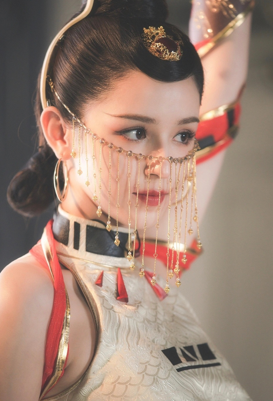 Cáp Ni Khắc Tư nổi tiếng chỉ sau một đêm nhờ tham gia chương trình "Quốc phong mỹ thiếu niên" (phát sóng ngày 30/11). Cô đeo mặt nạ, thể hiện khả năng múa trong show tìm kiếm tài năng, được ví như "tiên nữ Tân Cương". (Ảnh: IGNV)