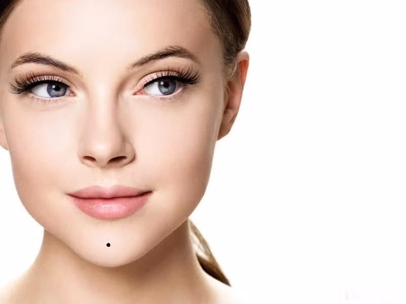 Nếu là nốt ruồi xấu (hình dạng không đều hoặc màu sắc xám), điều này có thể báo hiệu cuộc sống không yên ổn. Ngược lại, nếu là nốt ruồi tốt (hình dạng đẹp, màu sắc tươi sáng), người sở hữu sẽ có vận mệnh phú quý.