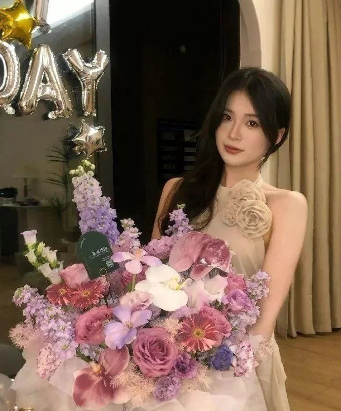 Dolores được mệnh danh là "Tiểu Quách Thái Khiết" với vẻ đẹp trong sáng, quyến rũ. Cô là thí sinh có sự chuẩn bị trang phục kỹ lưỡng nhất trong lần đầu xuất hiện ở cuộc thi Hoa hậu Hong Kong 2024. Dolores mặc chiếc váy dài ánh kim khoe trọn tấm lưng trần quyến rũ, phong thái tự tin không khác gì những nghệ sĩ nổi tiếng trên thảm đỏ.