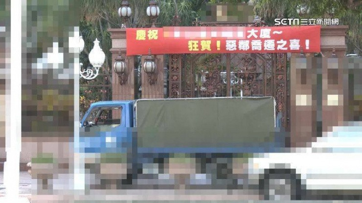 Hàng xóm xấu tính chuyển đi, chung cư treo băng rôn ăn mừng - Hình 2 Hang xom xau tinh chuyen di, chung cu treo bang ron an mung-Hinh-2