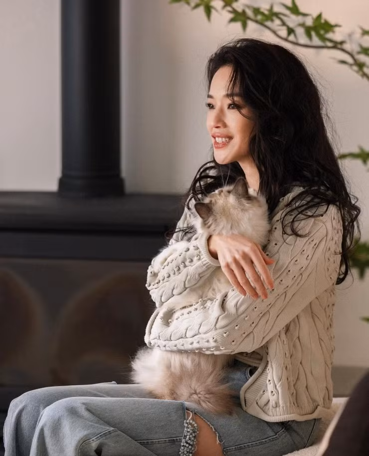 Thư Kỳ sinh năm 1976. Cô từng chia sẻ không được gia đình yêu thương, thường xuyên bị bố mẹ mắng mỏ, đánh đập. “Mỗi khi nghe tiếng xe máy của bố về nhà và tiếng cổng sắt mở ở tầng dưới, tôi đều sợ hãi và chạy thật xa để trốn, ngay cả khi đó là nửa đêm. Vì vậy, tôi nghĩ rằng việc lớn lên trong môi trường như vậy, với những trải nghiệm đó đã khiến tôi trở thành một người cực kỳ nhạy cảm”, Thư Kỳ trải lòng trong phim tài liệu "My Legacy".