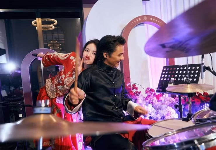 Về đời tư, tháng 9/2016, Thư Kỳ công bố tìm thấy hạnh phúc bên đạo diễn Phùng Đức Luân. Cả hai đã bên nhau khoảng 4 năm trước khi công bố kết hôn. Trong một bài báo, Thư Kỳ chia sẻ vui rằng Phùng Đức Luân chưa đủ đẹp trai so với tiêu chuẩn chọn chồng của cô.