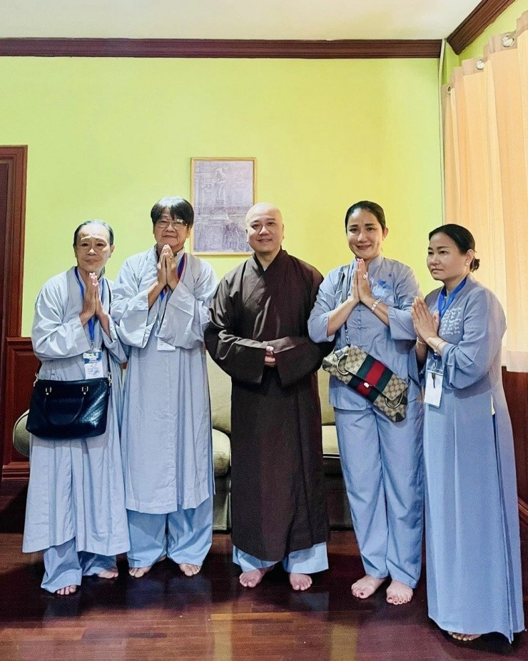 Nữ MC dành thời gian tu tập, ăn chay và thường xuyên tham gia các hoạt động thiện nguyện cùng chùa.