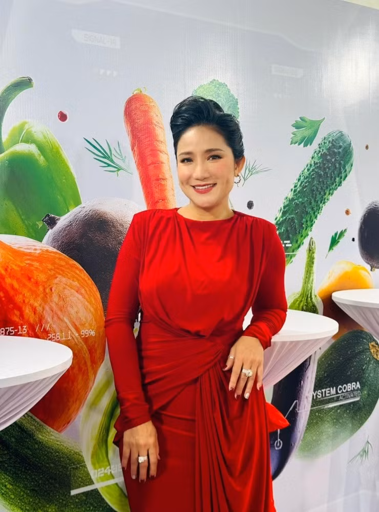  Cát Tường tên thật là Nguyễn Trí Cát Tường, sinh năm 1977, là nữ diễn viên và người dẫn chương trình nổi tiếng.