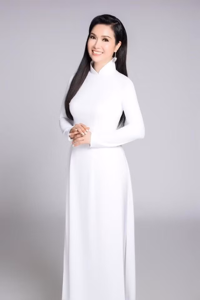 Trong một cuộc trò chuyện với VietNamNet, nhà thơ Dương Kỳ Anh kể rằng: "Giải thưởng của hoa hậu được dắt ra sân khấu là chiếc xe đạp Mipha với màu sơn sáng loáng. Dạo đó, nhà Phương còn ở phố Bà Triệu, chỉ có một phòng rộng ở gác hai. Chiếc xe đạp bấy giờ là cả gia tài. Sau 3 tháng “ngắm”, mọi người bảo Phương mang xe ra tập đi. Một hôm đi học về muộn, trong người thấy mệt, Phương để xe ở chân cầu thang và cẩn thận khóa xích. Nhưng sáng hôm sau ngủ dậy, chạy vội xuống, chiếc xe đã không cánh mà bay”.