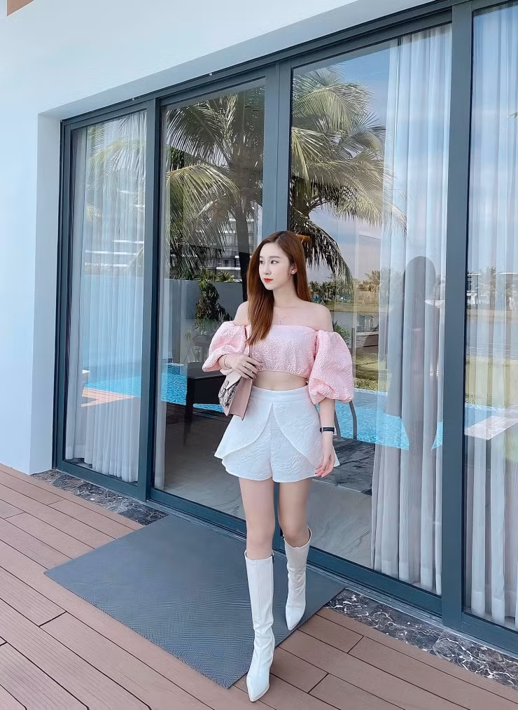 Cũng giống như Huyền búp bê, ngoài đời Hàn Trang rất nữ tính, gợi cảm. Dù mới ra trường không lâu nhưng Hàn Trang đã góp mặt trong nhiều dự án phim phát trên VTV như: Góc phố muôn màu, Hướng dương ngược nắng, Nhà trọ Balanha, Lối về miền hoa, Sao Kim bắn tim Sao Hỏa, Mình yêu nhau, bình yên thôi... Tuy đều là các vai phụ nhưng đủ để khán giả quen mặt Hàn Trang.