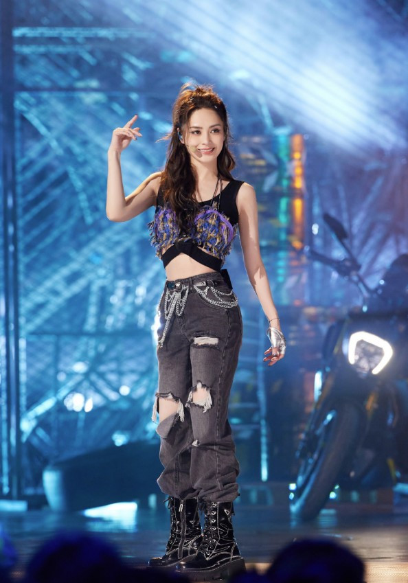 Những năm 2000, Chung Hân Đồng phủ sóng trên nhiều lĩnh vực như âm nhạc, phim ảnh, người mẫu quảng cáo. Cô được mệnh danh là ngọc nữ của showbiz, với vẻ ngoài xinh đẹp, ngọt ngào. Nhóm nhạc Twins cũng đạt được rất nhiều giải thưởng lớn, nhỏ ở thị trường Hoa ngữ cũng như châu Á. (Ảnh: IGVN)