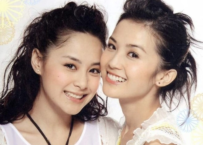 Tháng 5/2001, Chung Hân Đồng chính thức ra mắt trong nhóm nhạc Twins (gồm hai thành viên là Chung Hân Đồng và Thái Trác Nghiên). EP đầu tiên của nhóm đã bán sạch trong một ngày, đưa hai cô gái nhanh chóng trở thành những ngôi sao hạng A trong showbiz. (Ảnh: IGNV)