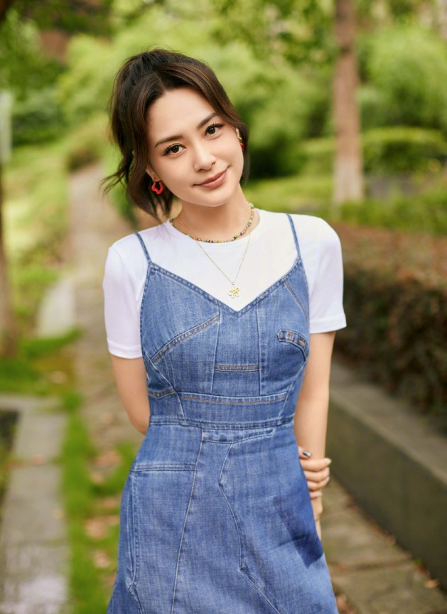 Cuối tháng 1/2008, showbiz Hoa ngữ chấn động trước scandal ảnh nóng của Trần Quán Hy và các bóng hồng vây quanh đời anh, trong đó có Chung Hân Đồng. Hình tượng nữ thần trong sáng của Chung Hân Đồng hoàn toàn sụp đổ trong mắt công chúng. Người đẹp phải ở ẩn một thời gian, chịu hàng loạt chỉ trích của dư luận dù cô là nạn nhân. (Ảnh: IGNV)