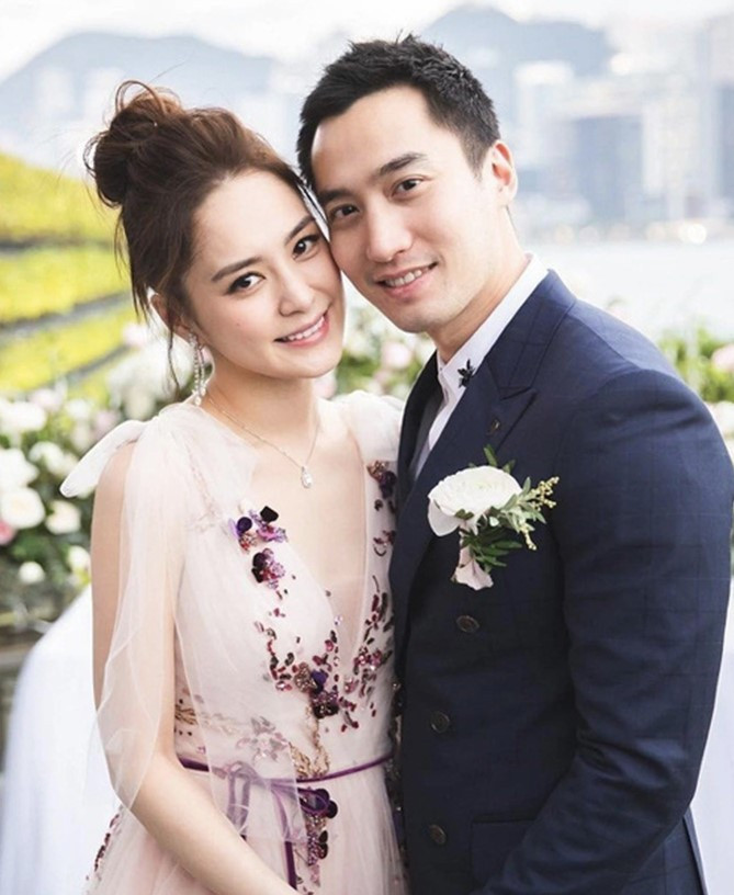 Năm 2018, ở tuổi 37, Chung Hân Đồng lên xe hoa với bác sĩ Lại Hoằng Quốc. Lễ cưới của cặp đôi nhận được nhiều lời chúc phúc từ bạn bè, người thân, những khán giả hâm mộ. Tuy nhiên, chỉ 14 tháng sau, cặp đôi lại nhanh chóng tan vỡ. Trước đó, một tài khoản Weibo đăng tin Hoằng Quốc có người khác khi vợ vắng nhà, nhưng sau đó phải xin lỗi đôi vợ chồng vì tung tin thất thiệt. (Ảnh: IGNV)