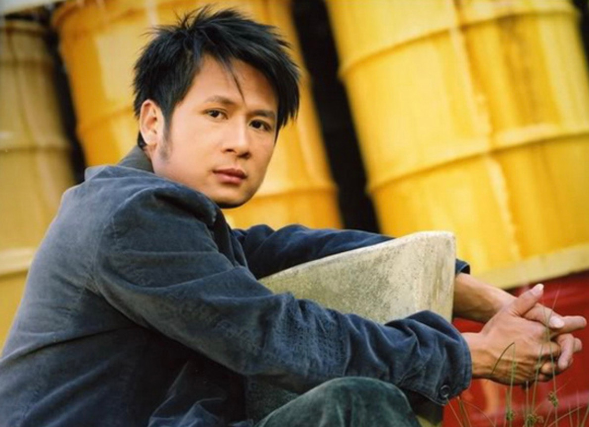 "Anh trai" Bằng Kiều sinh năm 1973 tại Hà Nội, từng tham gia các ban nhạc Chìa Khóa Vàng, Hoa Sữa, Quả Dưa Hấu, sau đó tách ra hát solo. Anh được khán giả yêu thích nhờ chất giọng nam cao, phong cách lãng tử. Trong sự nghiệp, Bằng Kiều sở hữu một loạt bản "hit" đình đám như: "Trái tim bên lề", "Hè muộn", "Những ngày đẹp trời", "Trái tim không ngủ yên"... (Ảnh: FBNV)