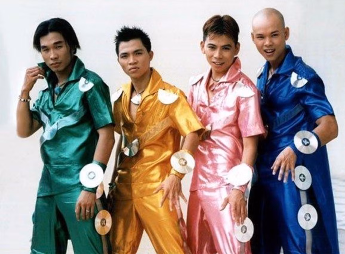 Phan Đinh Tùng (ngoài cùng bên phải) thời còn hoạt động trong nhóm nhạc nổi tiếng MTV. Sau khi rời nhóm, anh ghi dấu ấn với loạt ca khúc: "Ngồi bên em", "Khúc hát mừng sinh nhật", "Bởi vì anh yêu em", "Cào cào lá tre", "Con gái nhỏ của ba"... (Ảnh: FBNV)