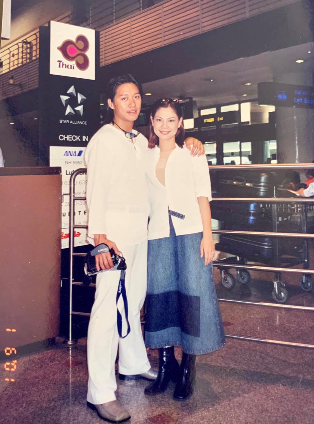 Trong hình ảnh với ca sĩ Thanh Thảo thời đôi mươi, Tuấn Hưng gây ấn tượng với kiểu tóc dài lãng tử cùng gương mặt điển trai. Nam ca sĩ sinh năm 1978, từng là thành viên nhóm nhạc Quả Dưa Hấu cùng Bằng Kiều, Tú Dưa, Tường Văn. Anh nổi tiếng với chất giọng trầm, khàn qua các ca khúc như: "Vũ điệu thần tiên", "Anh nhớ em", "Nắm lấy tay anh"... Ngoài ca hát, Tuấn Hưng từng tham gia một số bộ phim như: "Cho một tình yêu" (2010), "Những nụ hôn rực rỡ" (2010). (Ảnh: Facebook Thanh Thảo).