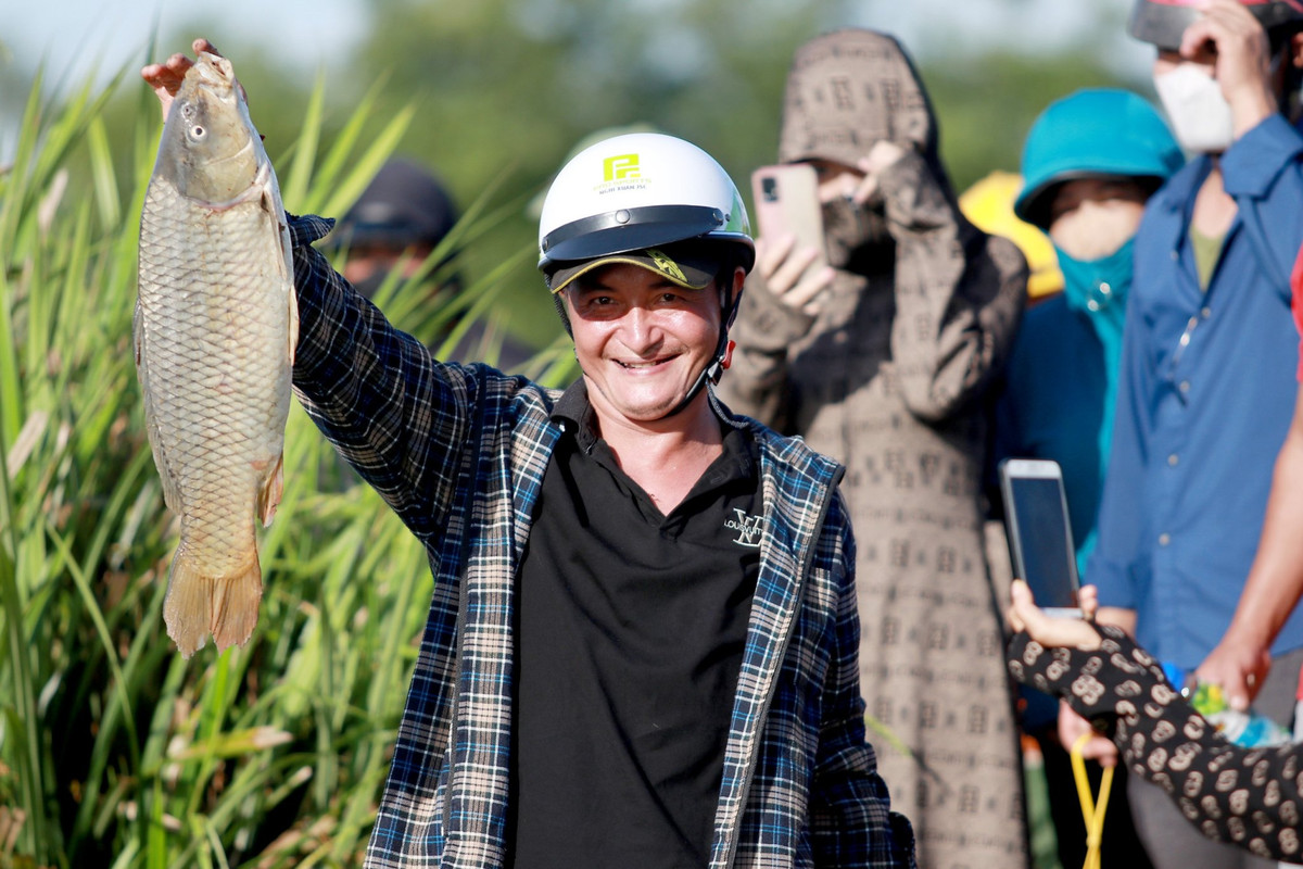 Hang tram nguoi tham gia le hoi bat ca Vuc Rao-Hinh-7
