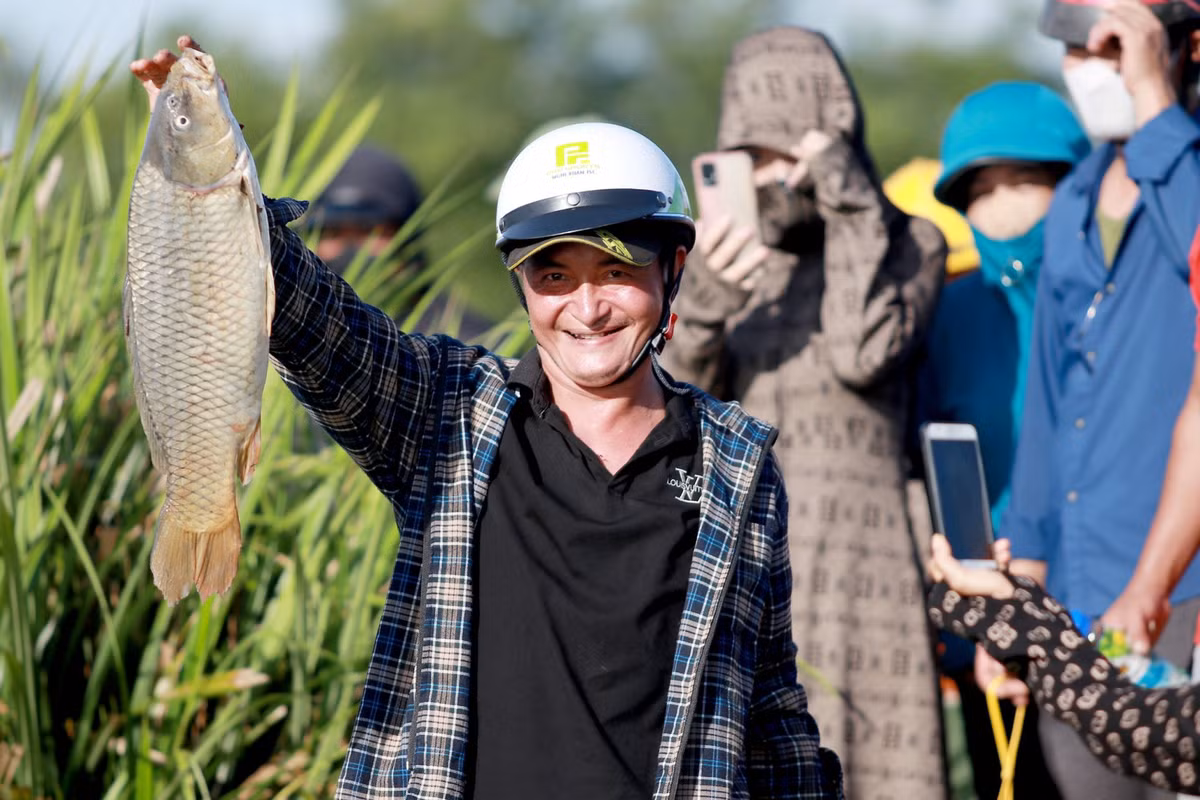 Hang tram nguoi tham gia le hoi bat ca Vuc Rao-Hinh-7