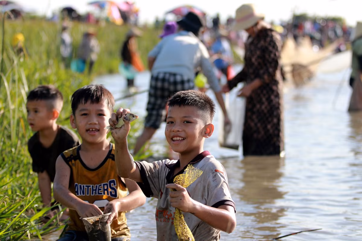 Hang tram nguoi tham gia le hoi bat ca Vuc Rao-Hinh-2