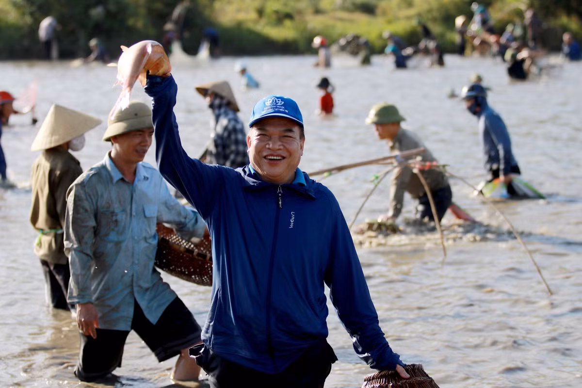 Hang tram nguoi tham gia le hoi bat ca Vuc Rao-Hinh-8