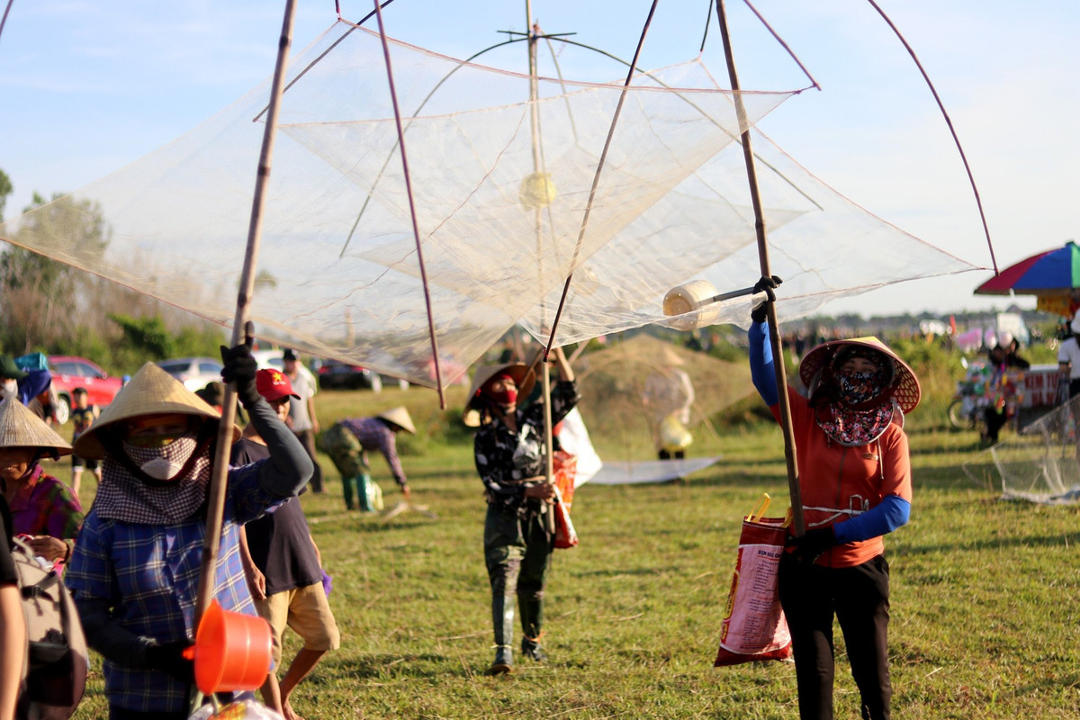 Hang tram nguoi tham gia le hoi bat ca Vuc Rao-Hinh-4