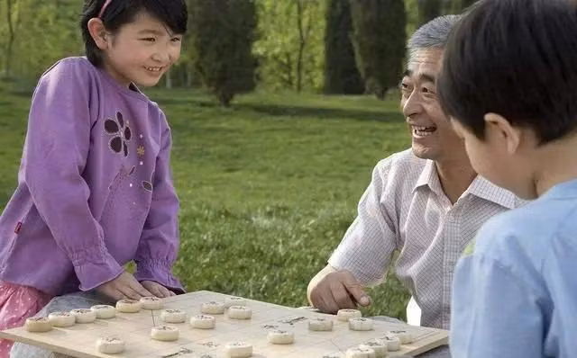 Giu tien hay cho con, ong lao 75 tuoi tra loi gay xuc dong