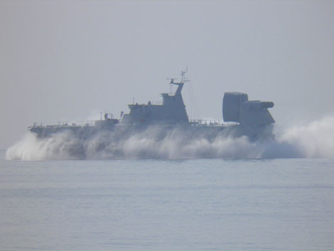 Tàu đổ bộ đệm khí Zubr đầu tiên của Trung Quốc chạy thử nghiệm trên Biển Đông.