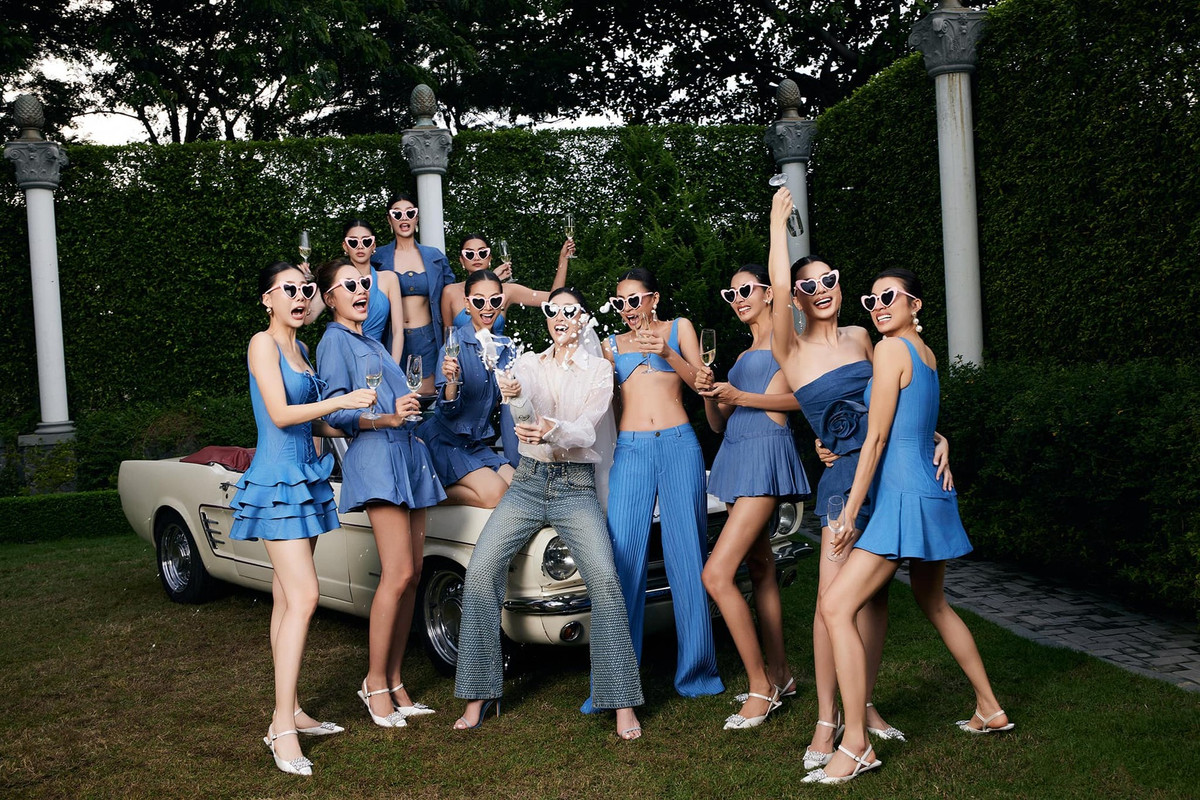 Sau bộ ảnh giấu kín danh tính dàn phù dâu trước đó, lần này Khánh Vân đăng ảnh rõ mặt từng người, bao gồm các Hoa hậu Phương Khánh, Ngọc Châu, Đoàn Thiên Ân, Lê Hoàng Phương, Bùi Quỳnh Hoa, Xuân Hạnh và Á hậu Lệ Hằng, Hoàng Thùy, Đặng Thanh Ngân, Hoàng Nhung.