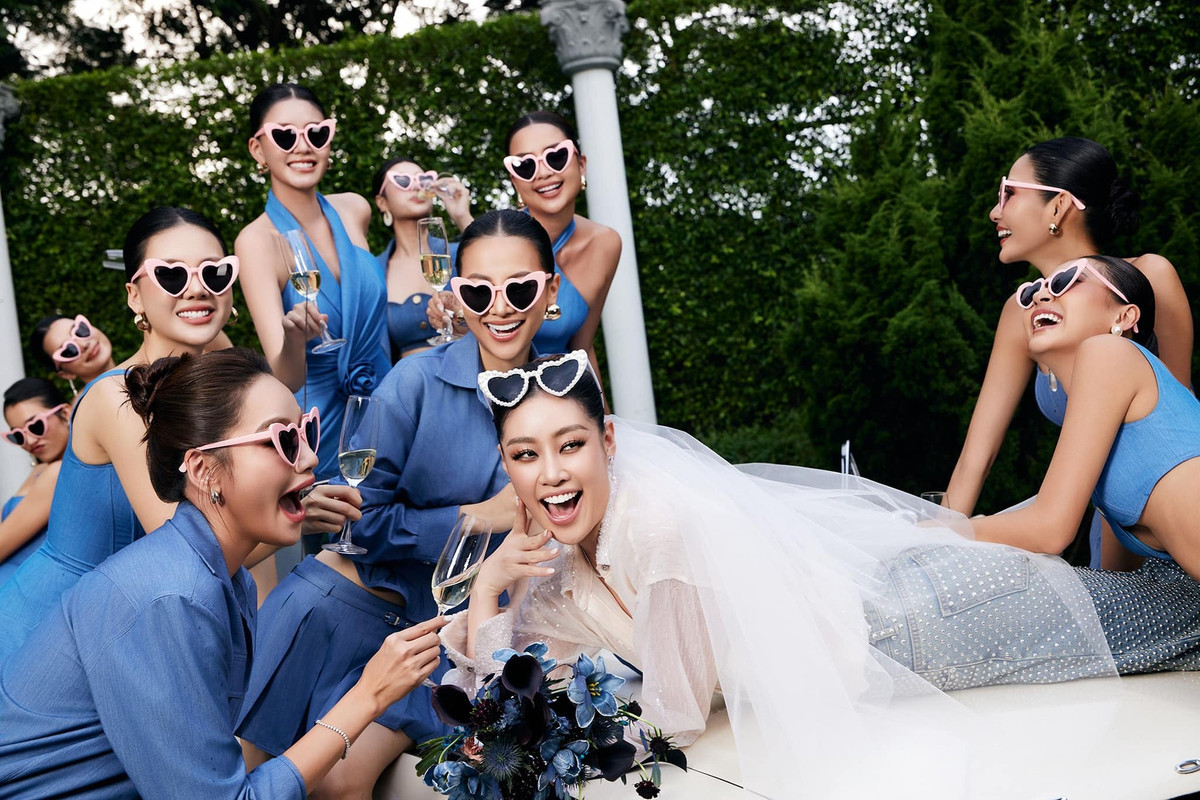 Cô dâu Khánh Vân được dàn phù dâu vây quanh trong ngày cưới.
