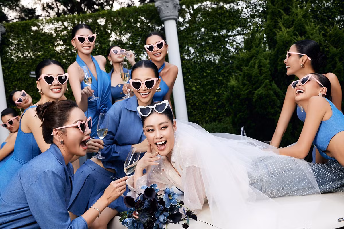 Cô dâu Khánh Vân được dàn phù dâu vây quanh trong ngày cưới.