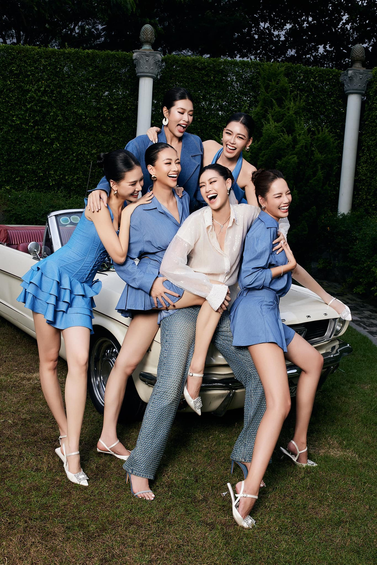 Hoa hậu Khánh Vân tự gọi bản thân là "anh Khánh", tạo dáng hài hước bên dàn phù dâu toàn là hoa hậu, á hậu.