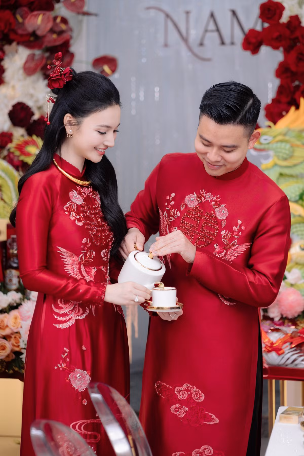 Trước hôn lễ, diễn viên Bích Thuỷ và doanh nhân Thành Nam cùng đội ngũ thiết kế lên ý tưởng cho cặp áo dài uyên ương cũng như trang phục dành cho gia đình hai bên.