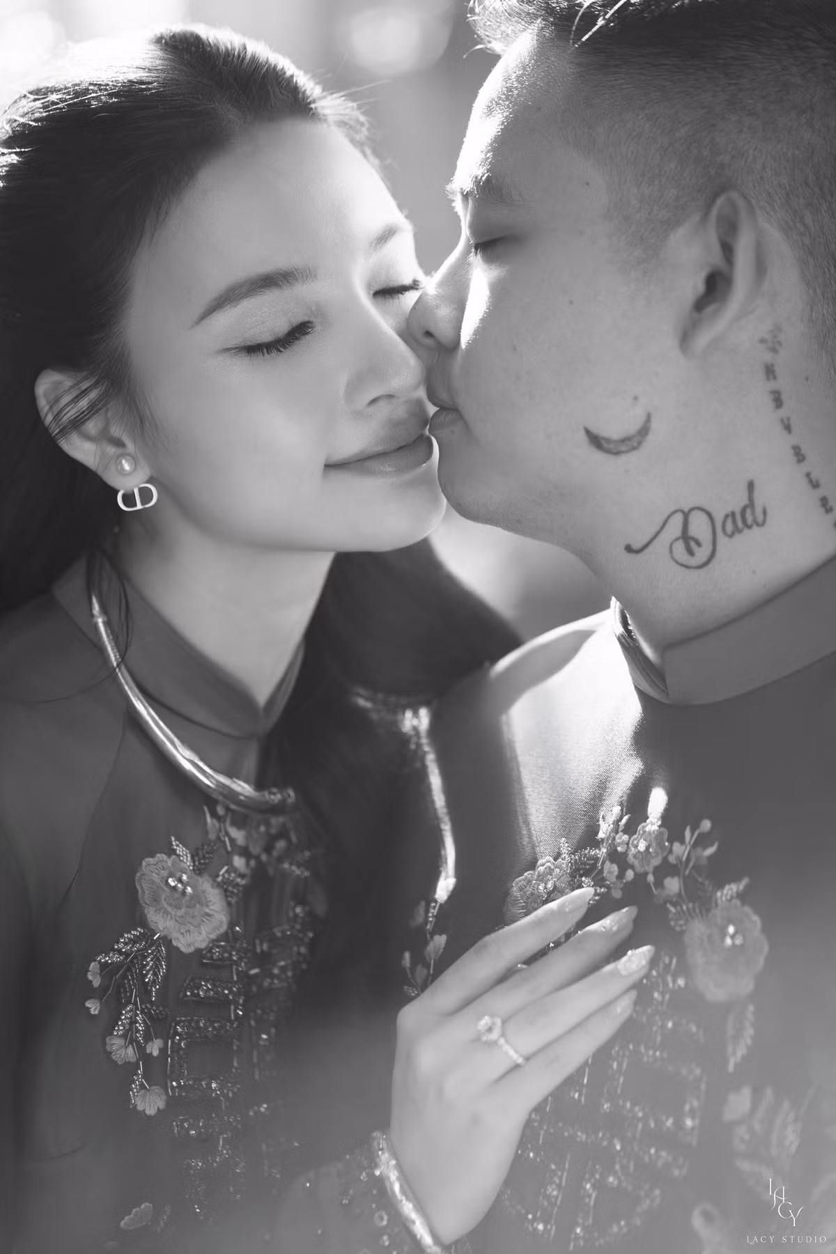 Bích Thủy sinh năm 1999, tốt nghiệp Đại học Sân khấu Điện ảnh Hà Nội. Ngoài diễn xuất, hoạt động ở nhà hát kịch, Bích Thủy còn làm người mẫu ảnh. Cô từng tham gia trong một số bộ phim như Những nẻo đường gần xa, Hương vị tình thân... Ảnh: Nguyễn Đức Duy