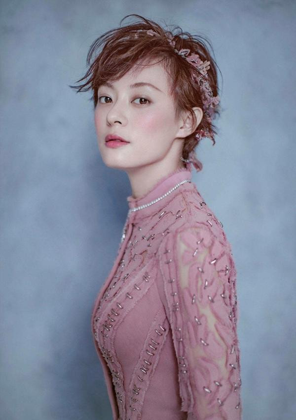 ôn Lệ hiện tại đã ở tuổi 42 nhưng cô vẫn có sức hút với khán giả bởi tài năng lẫn nhan sắc. Có những năm cô kiếm được 400 tỷ đồng nhờ phim ảnh và các hoạt động quảng cáo.