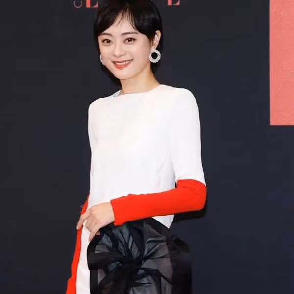 Bên cạnh đó, để bảo vệ làn da mỏng manh, nhạy cảm, chống nắng là bước làm đẹp không thể thiếu hàng ngày.