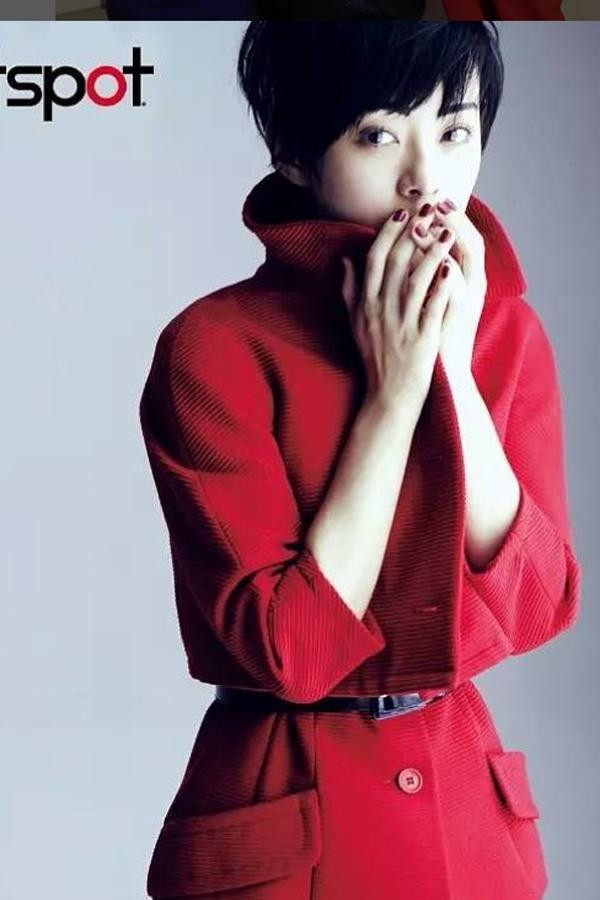 ôn Lệ luôn thoa kem chống nắng có chỉ số SPF từ 50 trở lên. Ánh nắng mặt trời là tác nhân hàng đầu gây ra tình trạng da nám, sạm và các dấu hiệu lão hóa sớm. Với làn da mẫn cảm, tiếp xúc lâu với ánh nắng có thể gây kích ứng da, viêm lỗ chân lông, làm tăng nguy cơ ung thư da.