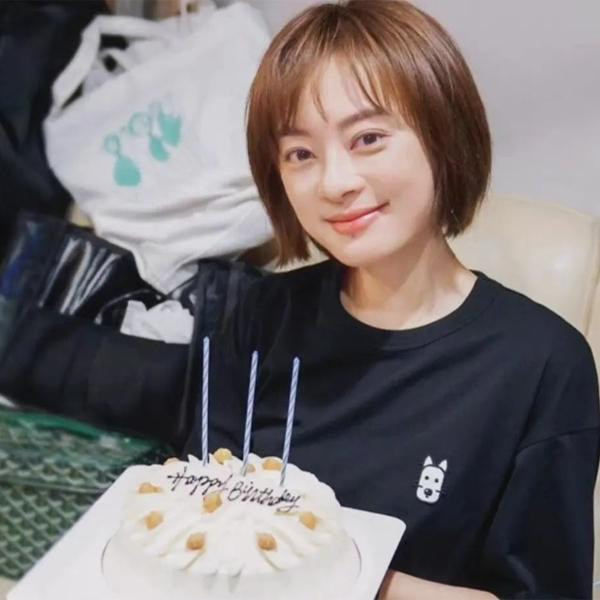 rước khi bắt đầu bước dưỡng, cô làm sạch lần nữa với sữa rửa mặt dạng bọt dịu nhẹ. Nếu thời tiết không quá khô hanh, cô chỉ thoa kem mắt, essence và son dưỡng môi. Các nhu cầu thải độc, tăng cường cấp ẩm hay dưỡng chất được Tôn Lệ gói gọn trong bước đắp mặt nạ giấy.