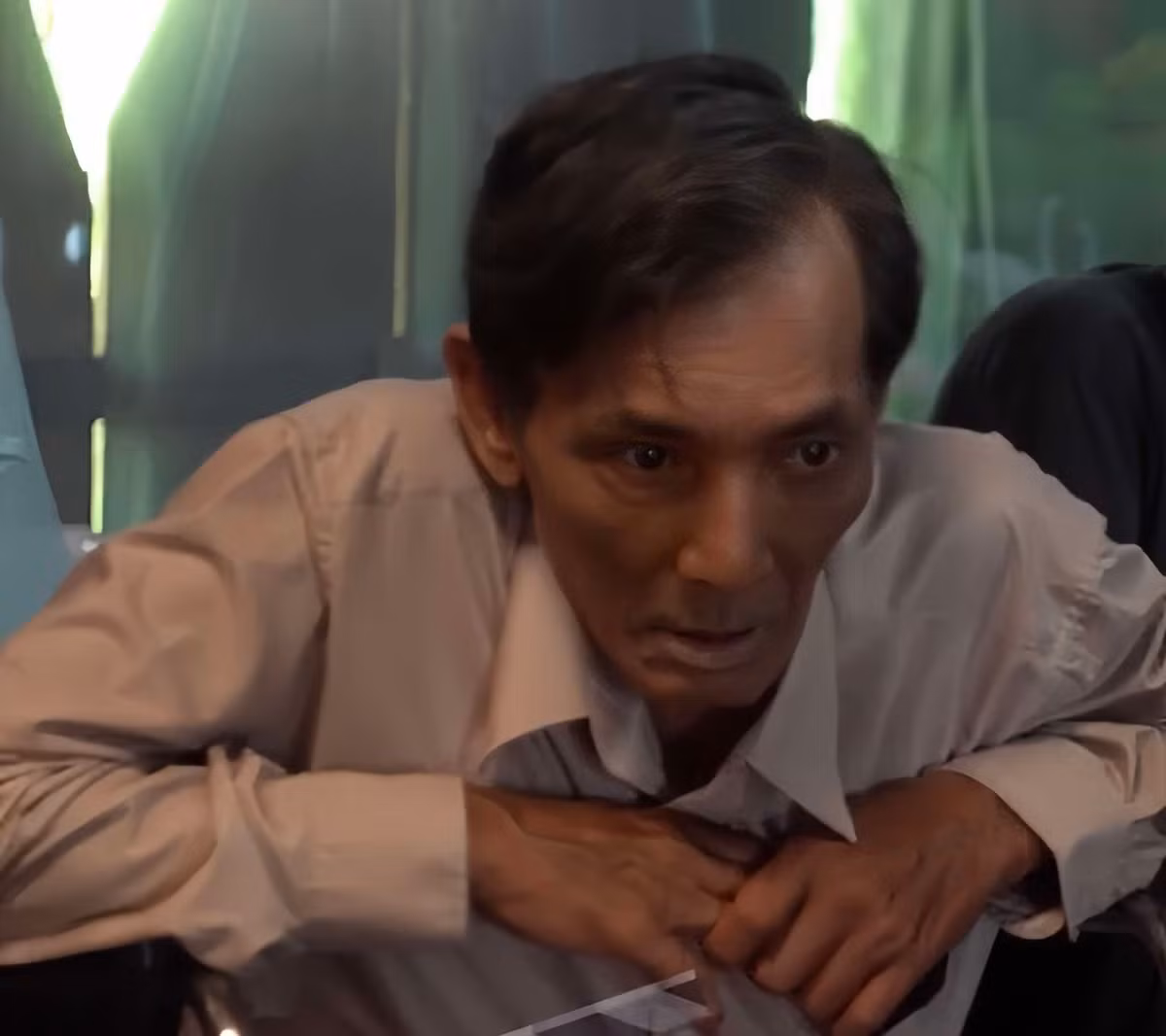 Dien vien Thuong Tin chan bi sung to, khong di lai duoc-Hinh-4