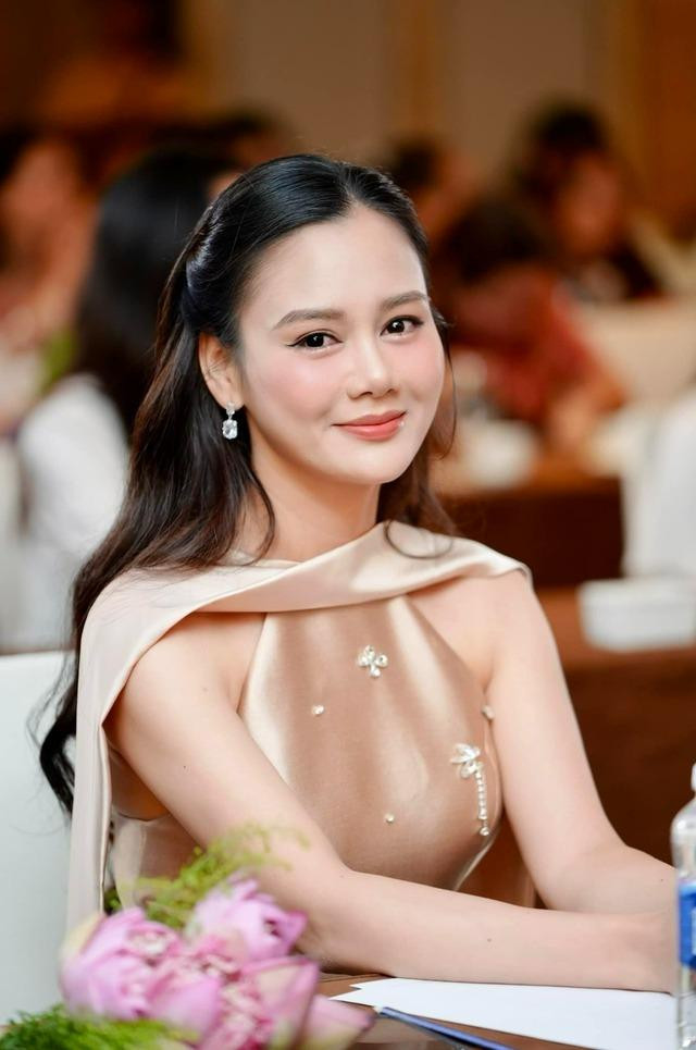 rước đây, Huyền Sâm thường vào những vai khắc khổ, cam chịu, hiền lành. Ở phim mới, cô đảm trách "vai ác", xấu tính, khắc nghiệt với người thân và những người xung quanh.