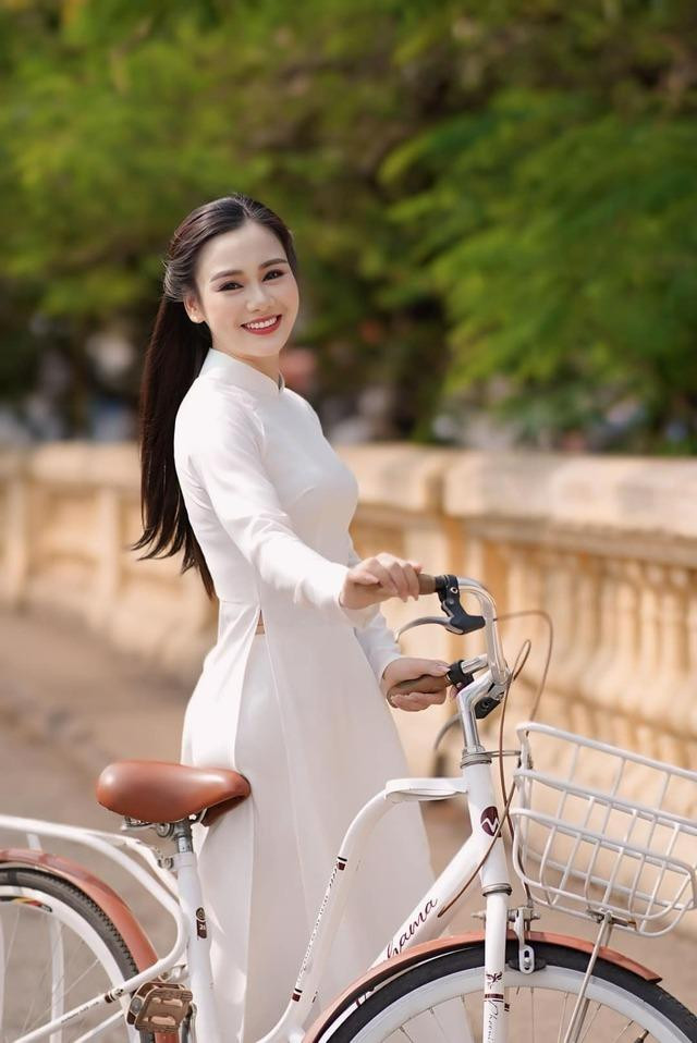 Thêm một điều nữa là đi làm phim rất vui. Khán giả xem trên phim nhiều drama, nhân vật khó chịu, cau có nhưng anh chị em diễn viên ê-kíp làm phim có nhiều năng lượng tích cực. Những câu chuyện vui ngoài giờ khiến chúng tôi cười thoải mái và thấy phấn chấn vui vẻ hơn nhiều", Huyền Sâm bày tỏ.