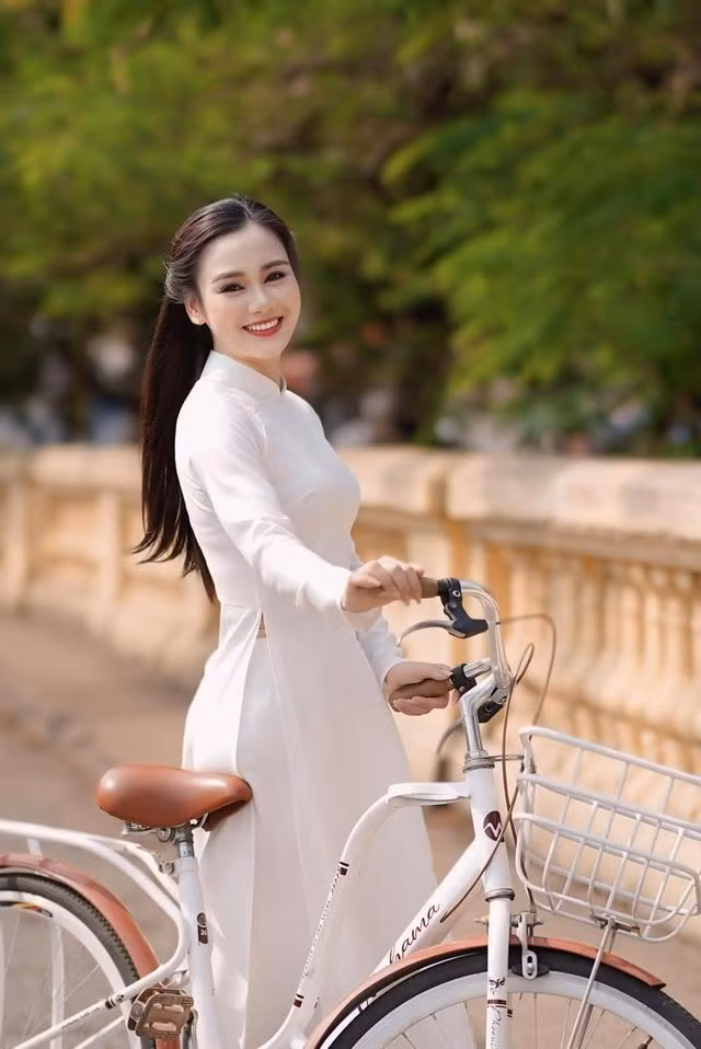 "Thêm một điều nữa là đi làm phim rất vui. Khán giả xem trên phim nhiều drama, nhân vật khó chịu, cau có nhưng anh chị em diễn viên ê-kíp làm phim có nhiều năng lượng tích cực. Những câu chuyện vui ngoài giờ khiến chúng tôi cười thoải mái và thấy phấn chấn vui vẻ hơn nhiều", Huyền Sâm bày tỏ.