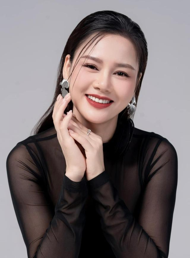 uyền Sâm chia sẻ với Gia đình và Xã hội: "Đi làm phim vất vả, tôi vẫn nói chị em diễn viên khó làm đẹp hơn các bạn làm việc nơi công sở. Diễn viên thường xuyên phải đi quay, thức khuya dậy sớm, da mặt phải trang điểm nhiều. Cách chăm sóc da, cơ thể không thể kỹ lưỡng như chị em văn phòng".