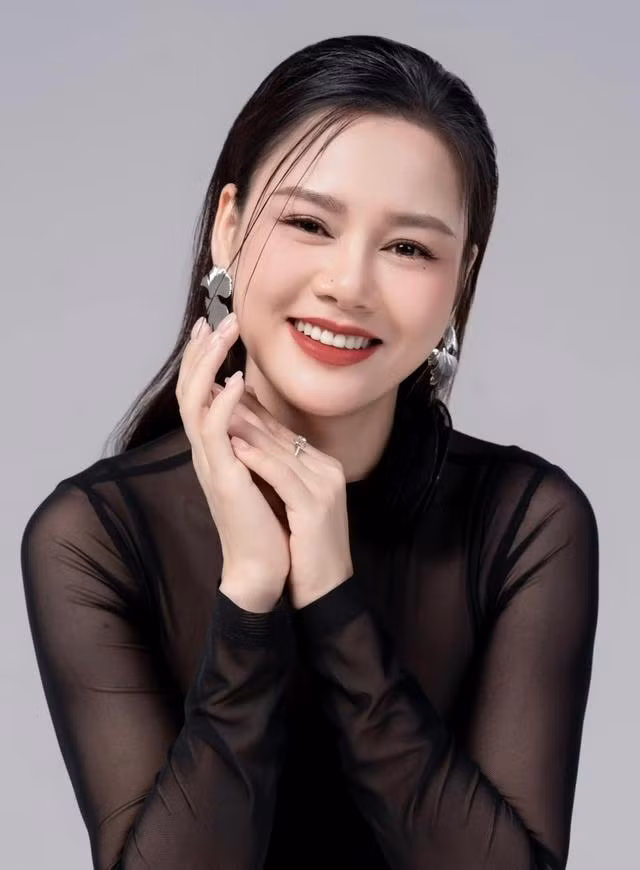 Huyền Sâm chia sẻ với Gia đình và Xã hội: "Đi làm phim vất vả, tôi vẫn nói chị em diễn viên khó làm đẹp hơn các bạn làm việc nơi công sở. Diễn viên thường xuyên phải đi quay, thức khuya dậy sớm, da mặt phải trang điểm nhiều. Cách chăm sóc da, cơ thể không thể kỹ lưỡng như chị em văn phòng".