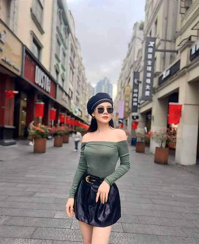  Huyền Sâm là gương mặt không hề xa lạ trên màn ảnh nhỏ. Những năm gần đây, nữ diễn viên sinh năm 1987 liên tục tham gia những dự án phim truyền hình của VFC như: "Nàng dâu order", "Sinh tử", "Hướng dương ngược nắng", "11 tháng 5 ngày"…