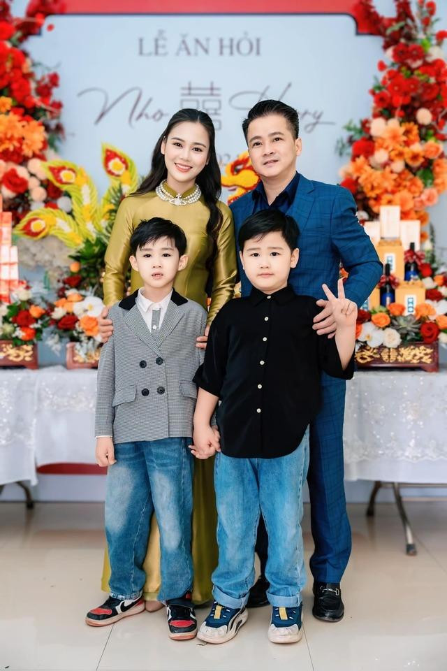 Anh Quân ở nhà chăm sóc con, lo cho con học hành, động viên các con để tôi có thể yên tâm đi làm mà không phải lo lắng về các con ở nhà" - diễn viên tâm sự.