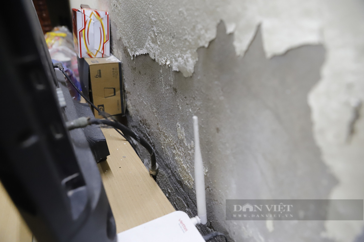 "Do gia đình không có nhiều tiền để sửa chữa nên toàn bộ bên trong ngôi nhà vẫn y nguyên như lúc mới nhận nhà cách đây 10 năm. Để sửa lại căn nhà phải mất khoảng 300 triệu đồng, đây là việc không thể đối với gia đình tôi", chị Hà bày tỏ.